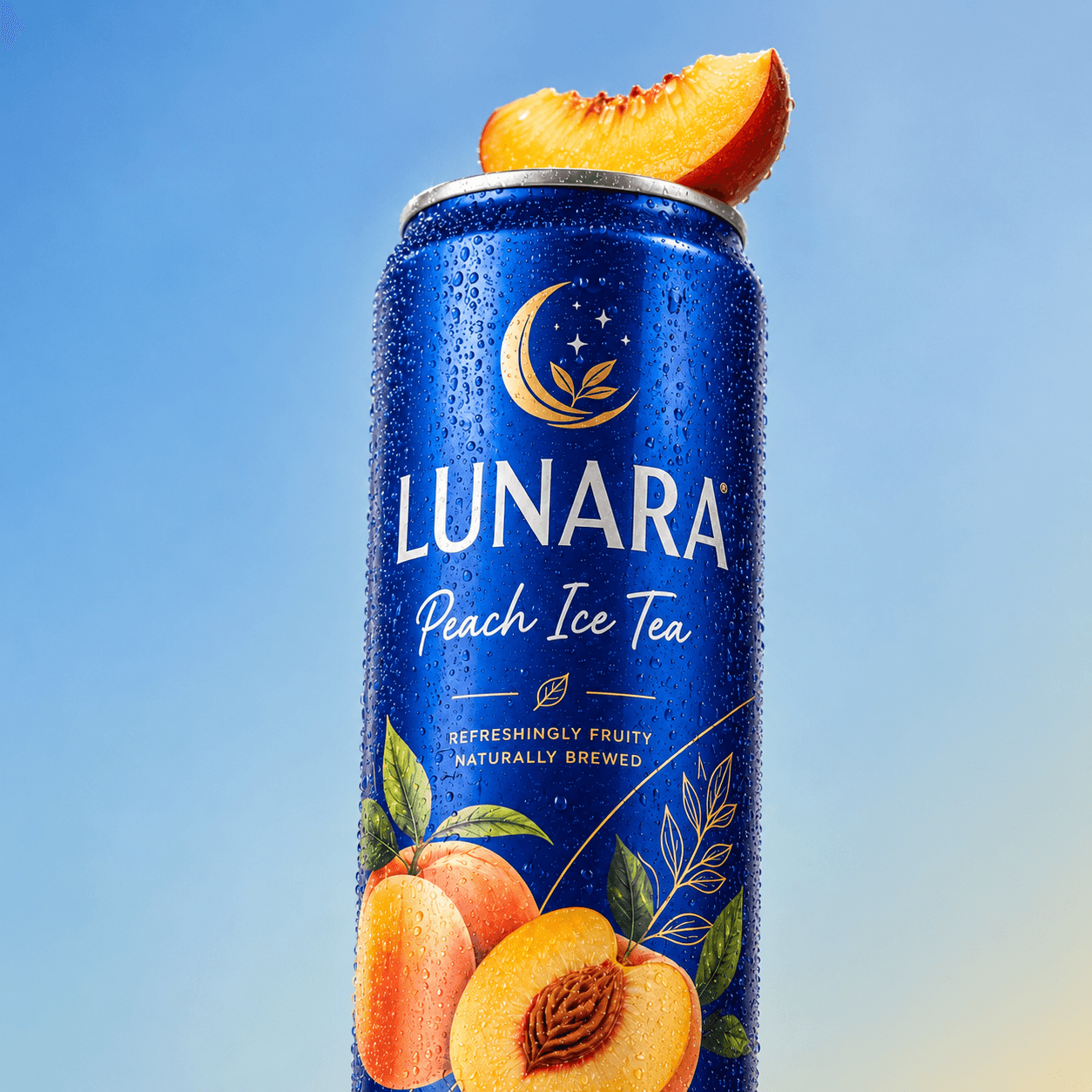 KI-generiertes Produktbild: Dose „Lunara Peach Ice Tea“ unter Wasser mit schwebenden Pfirsichen
